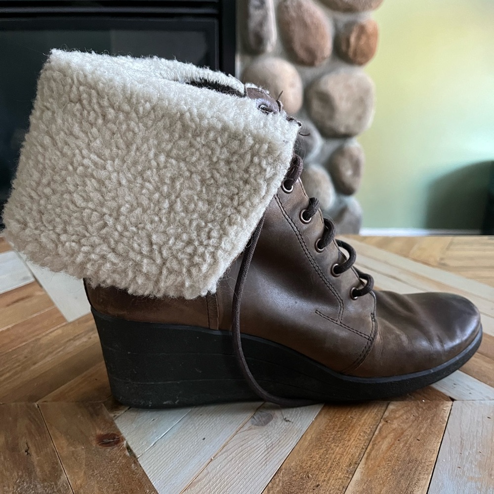 UGG Women’s Size 12 Wedge Winter Boot